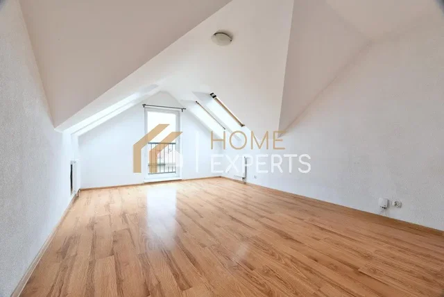 Kinderzimmer; holzboden, tageslicht