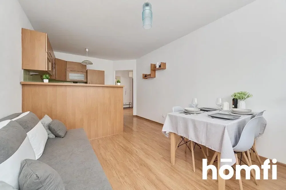 Salon; parquet, lumière naturelle, style moderne, électroménager