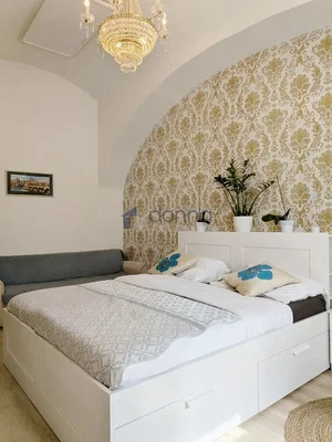 Quarto; luz natural, chão de azulejo