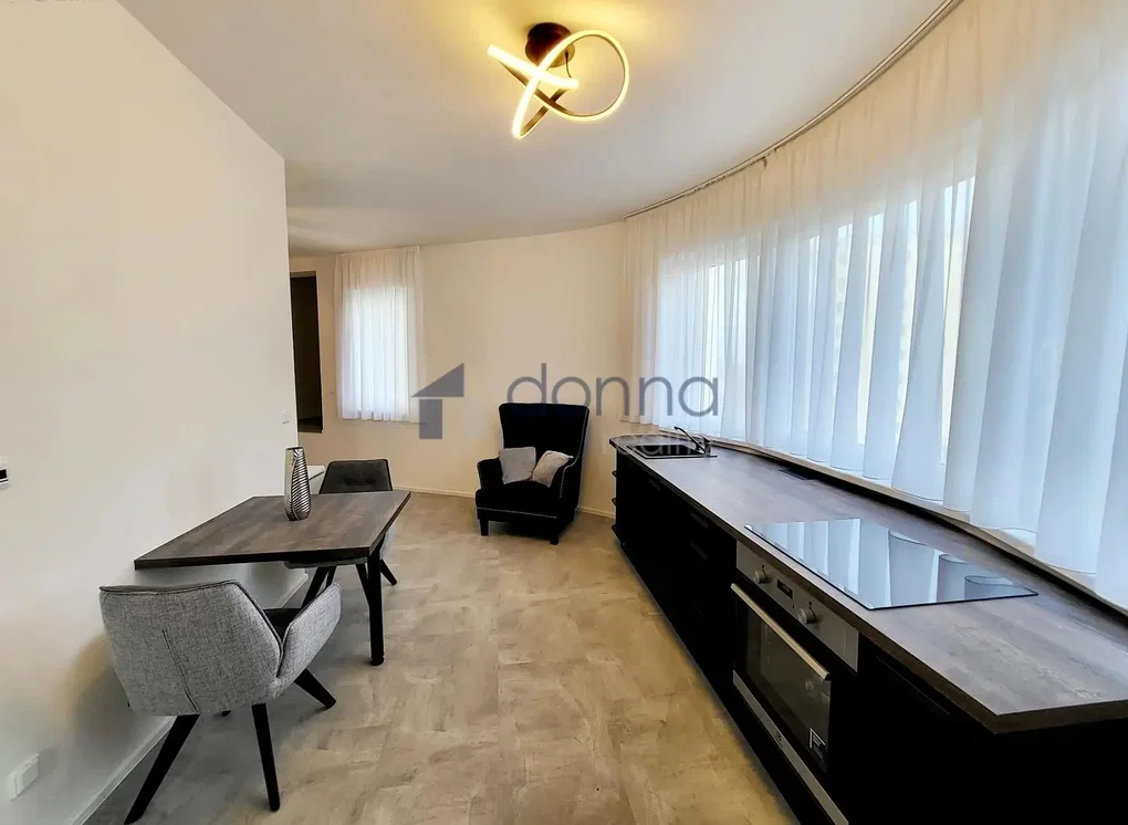 Kitchen; kitchen appliances, natural light, modern style