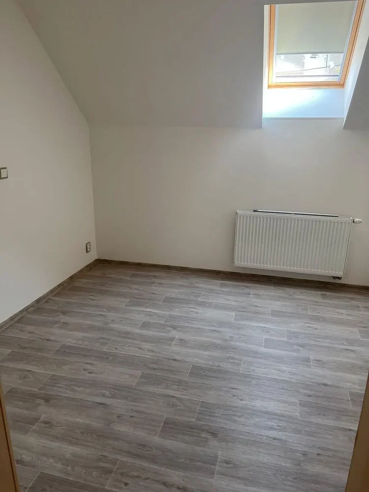 Kinderzimmer; fliesenboden, tageslicht