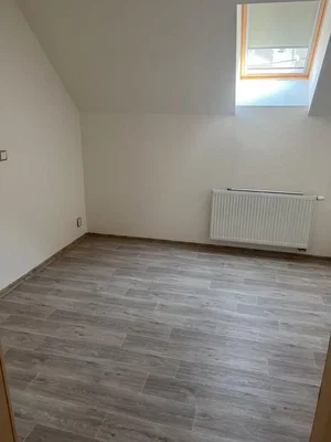 Kinderzimmer; fliesenboden, tageslicht