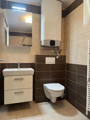 Toilette; fliesenboden, renoviert, tageslicht