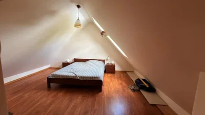 Schlafzimmer; holzboden, tageslicht
