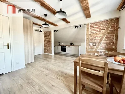 Keuken; houten balken, houten vloer, natuurlijk licht, rustieke stijl, keukenapparatuur