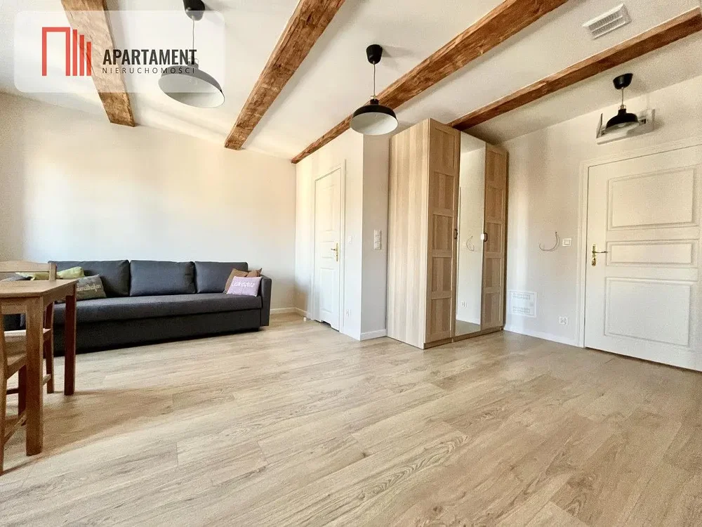 Woonkamer; houten balken, houten vloer, natuurlijk licht