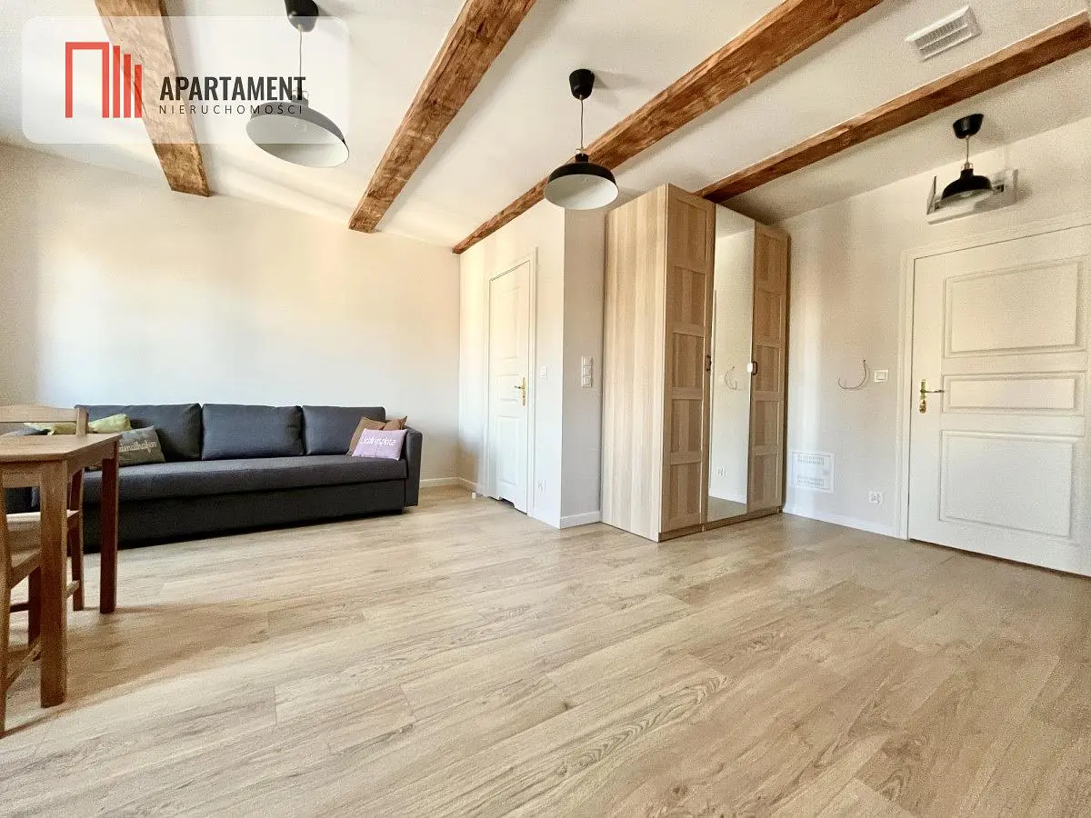 Woonkamer; houten balken, houten vloer, natuurlijk licht