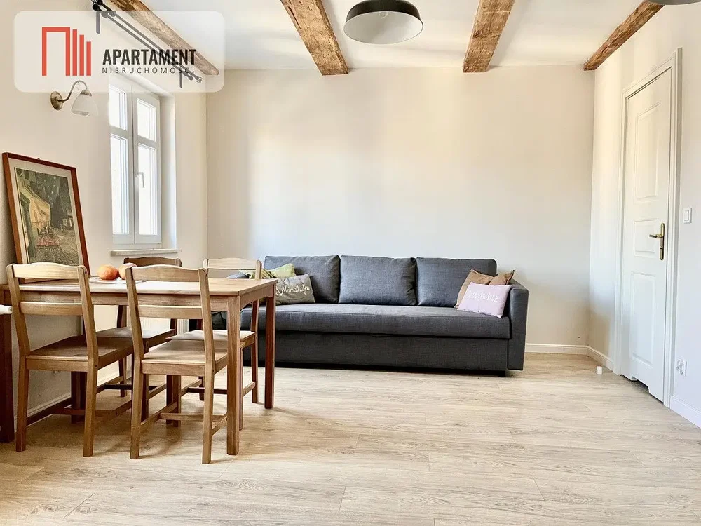Woonkamer; houten vloer, natuurlijk licht, moderne stijl