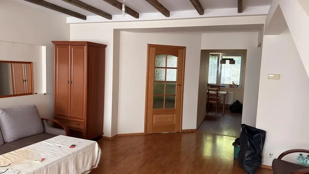 Wohnzimmer; holzboden, tageslicht