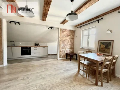 Keuken; keukenapparatuur, houten vloer, houten balken, natuurlijk licht