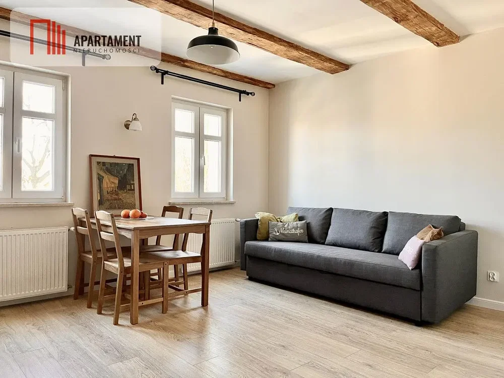 Woonkamer; houten vloer, natuurlijk licht