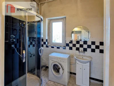 Toilette; fliesenboden, renovierungsbedürftig