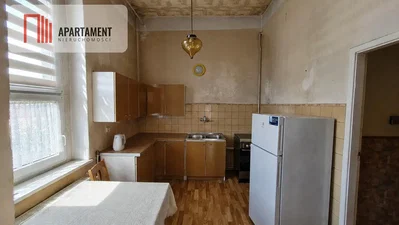 Küche; küchengeräte, holzboden, tageslicht, renovierungsbedürftig