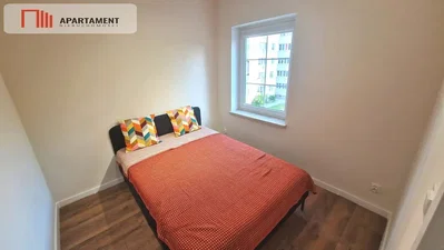 Schlafzimmer; holzboden, tageslicht, moderner stil