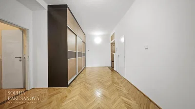 Chamber; wood floor, natural light