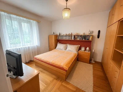 Schlafzimmer; holzboden, tageslicht