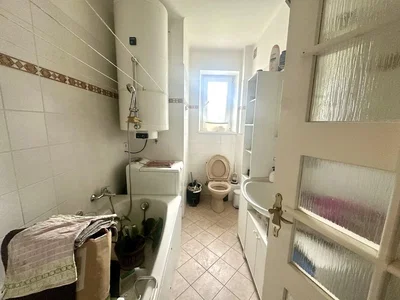Badezimmer; fliesenboden, renovierungsbedürftig, tageslicht
