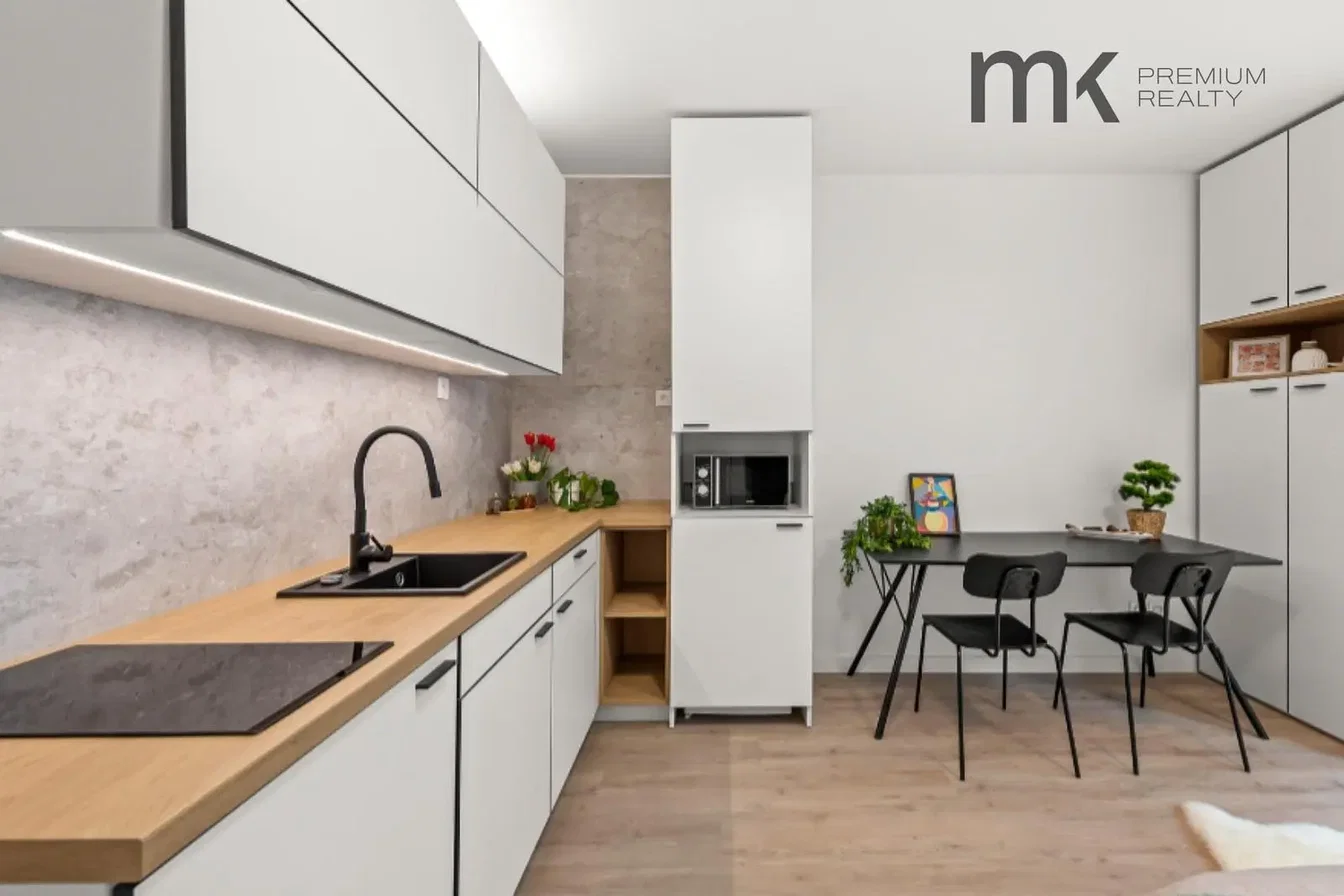 Küche; küchengeräte, holzboden, tageslicht, moderner stil