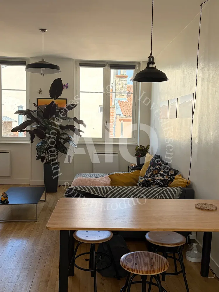 Woonkamer; natuurlijk licht, houten vloer, moderne stijl
