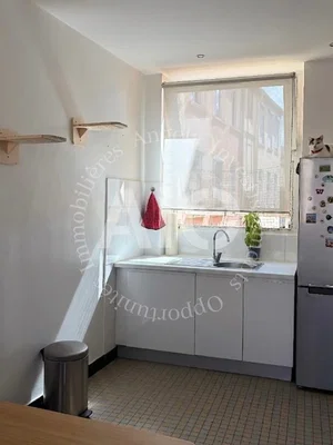 Keuken; keukenapparatuur, tegelvloer, natuurlijk licht