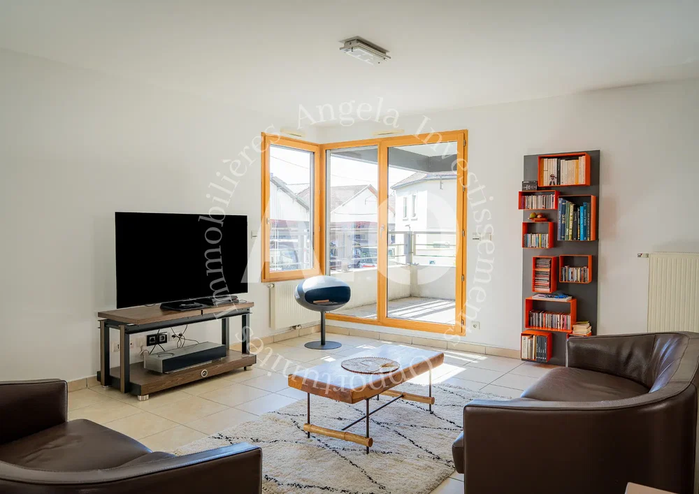 Salon; carrelage, lumière naturelle, style moderne