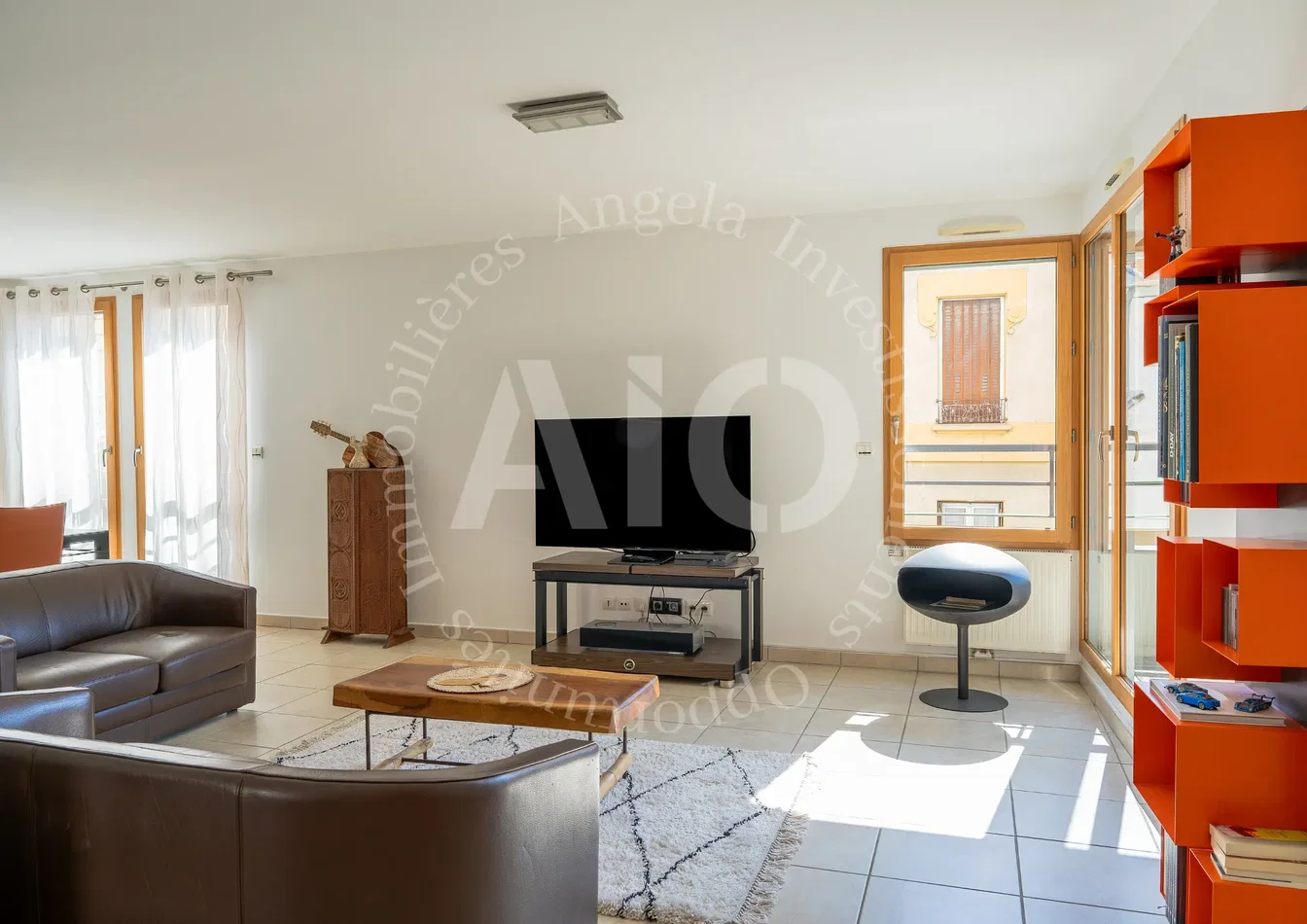 Salon; carrelage, lumière naturelle