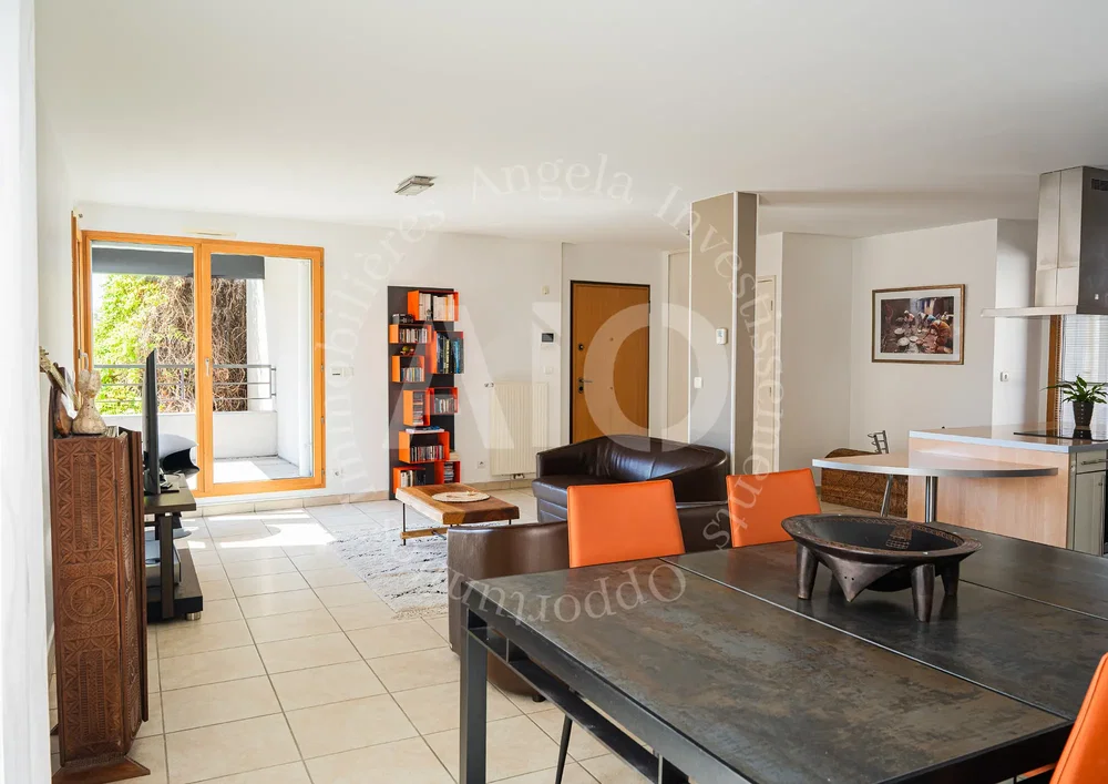 Salon; carrelage, lumière naturelle, style moderne