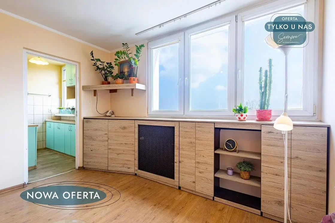 Woonkamer; moderne stijl, houten vloer, natuurlijk licht, gerenoveerd