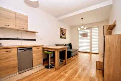 Cuisine; électroménager, parquet, lumière naturelle