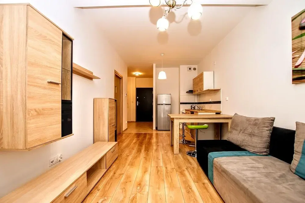Salon; parquet, électroménager, lumière naturelle