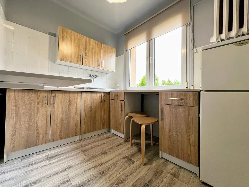 Cuisine; électroménager, parquet, lumière naturelle