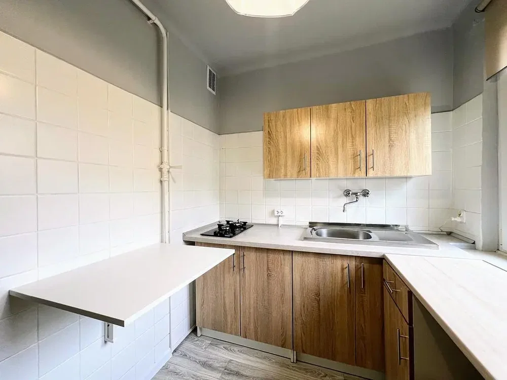 Cuisine; carrelage, parquet, électroménager, lumière naturelle
