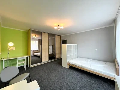 Chambre; lumière naturelle, nécessite rénovation