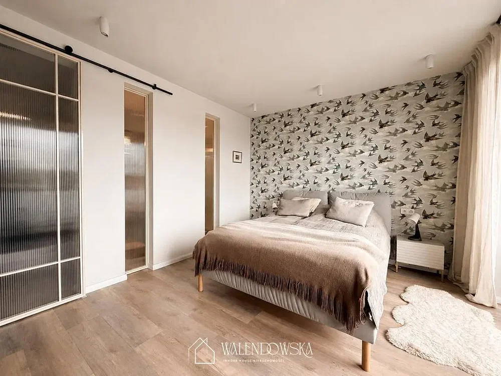 Schlafzimmer; holzboden, tageslicht, moderner stil