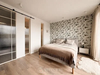 Schlafzimmer; holzboden, tageslicht, moderner stil