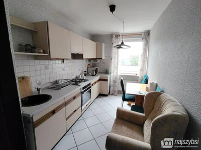 Cuisine; électroménager, carrelage, lumière naturelle