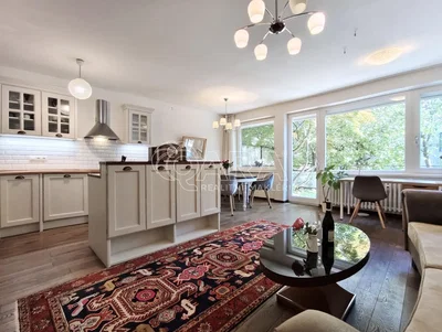Kuhinja; kuhinjski aparati, lesena tla, naravna svetloba