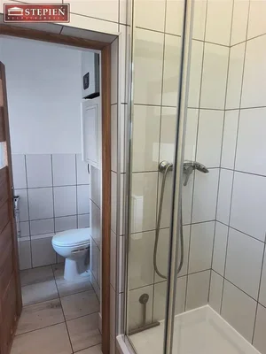 Toalet; pločice, potrebna renovacija