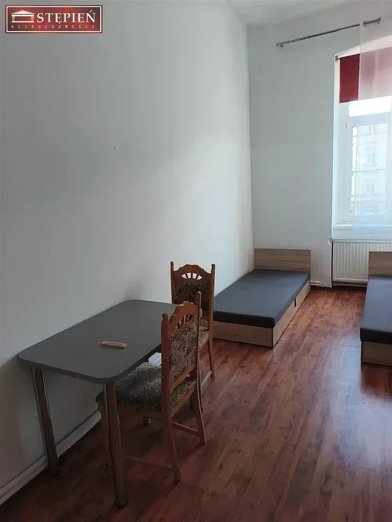 Spavaća soba; drveni pod, prirodna svjetlost