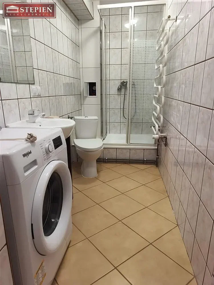 Toalet; pločice, potrebna renovacija