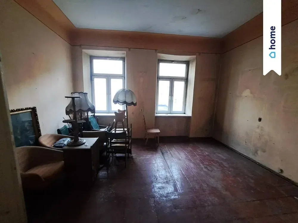 Dnevni boravak; potrebna renovacija, tmračna unutrašnjost