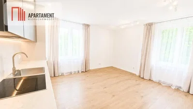 Küche; holzboden, tageslicht, renovierungsbedürftig