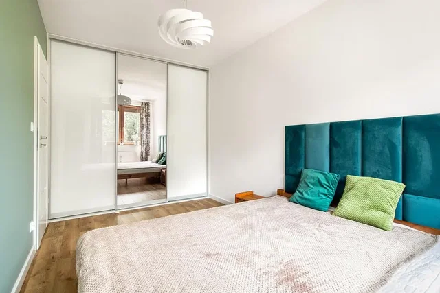 Dormitorio; suelo de madera, luz natural