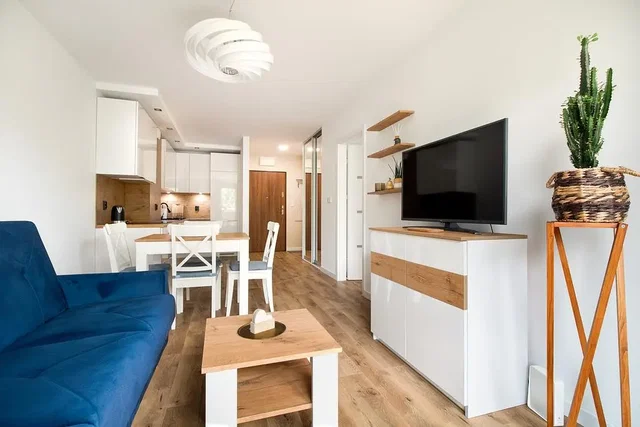 Salón; suelo de madera, luz natural, estilo moderno