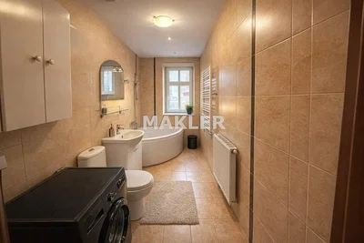Salón; suelo de madera, luz natural, estilo moderno