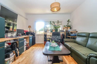 Dnevni boravak; drveni pod, prirodna svjetlost, moderan stil