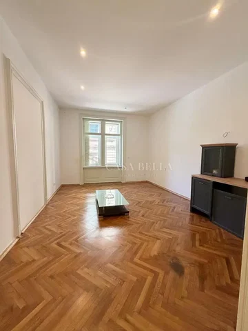 Wohnzimmer; holzboden, tageslicht