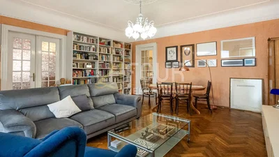 Obývací pokoj; dřevěná podlaha, přirozené světlo, rustikální styl