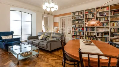 Obývací pokoj; dřevěná podlaha, přirozené světlo, moderní styl