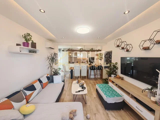 Wohnzimmer; holzboden, tageslicht, moderner stil